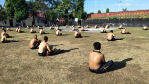 Puluhan personel Batalyon B Pelopor Dijemur di Lapangan. Ini Alasannya