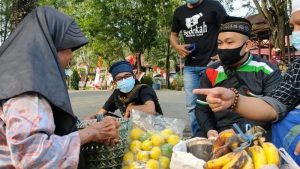 Penjual Pisang di Wajo Gemetaran Dapat Bantuan Sedekah Jumat