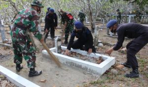 Puluhan Armada Gabungan Polisi-TNI-Dinkeb di Parepare Bersihkan Makam Pahlawan di Paccekke