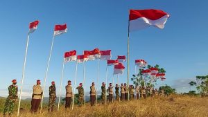 Tentara dan Polisi di Parepare Kibarkan Sang Merah Putih di Atas Bukit Teletabis