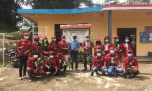 Wow, Mahasiswa KKN UKI Toraja Salurkan Ratusan Bibit Buah-buahan ke Masyarakat