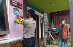 Di Pasangkayu, Warga yang Sudah Divaksin Ditempeli Stiker di Depan Rumahnya