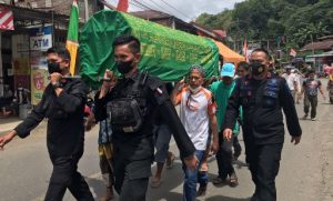 Wujud Empati, Danyon Brimob Parepare Melayat di Rumah Duka Ayahanda Bripka Hendra