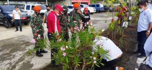 Sejumlah Pemuda Didukung Paskhas TNI AU Tanam Pohon di Danau Tondano