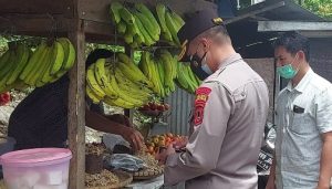 Kapolres Tana Toraja Borong Dagangan Pedagang Kecil Saat Perjalanan Bagikan Bansos di Kurra