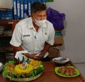 11 Pegawai Kelurahan Banggae Kejutkan Lurah Saupa Asad dengan Nasi Tumpeng