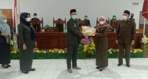 Pemkab Majene Serahkan Dokumen KUPA PPAS APBD Perubahan 2021 ke DPRD