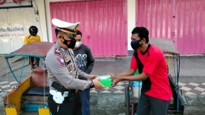 Patut Ditiru, Polisi di Parepare Bagikan Nasi kotak ke Tukang Becak dan Kaum Dhuafa