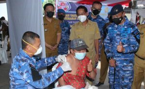 Serbuan Vaksinasi Diiringi Bantuan Sosial di Bitung Sulut