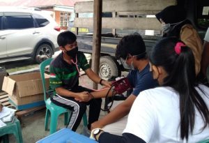 Sat Binmas Polres Pasangkayu Door To Door ke Rumah Warga Vaksinasi Covid-19