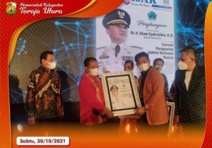 Bupati Toraja Utara Yohanis Bassang Raih Award di Malam Puncak HUT Fajar ke-40