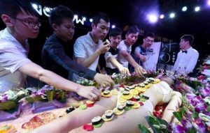 Mengenal Nyotaimori, Tradisi Makan Shusi di Atas Tubuh Tanpa Busana