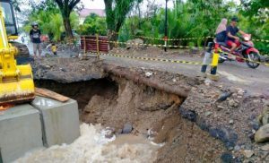 Hujan Deras, Jembatan Darurat di Jalan Poros Malunda Kembali Nyaris Putus