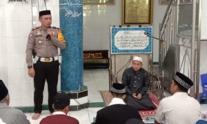 Kasat Lantas polres Parepare Edukasi Tertib Lalu Lintas dan Protkes Jamaah Masjid