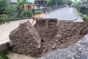Hujan Deras di Desa Tallambalao Majene Akibatkan Jembatan Roboh
