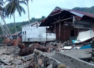 Sejumlah Rumah Rusak Dihantam Ombak Besar di Pantai Sumakuyu