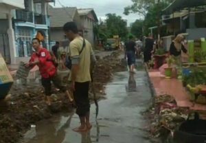 Banjir Rob Majene, Sisakan Sampah Berkubik-kubik di Jalanan Labuang