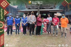 Bupati Toraja Utara Tinjau Lokasi Longsor dan Serahkan Bantuan di Dusun Buntu Karua