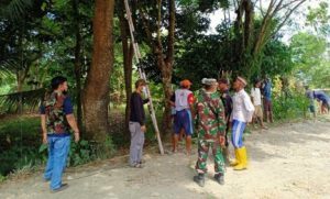 Aksi Gotong Royong Warga Desa Cege, Antusias Bersihkan Lingkungan Jalan Desa