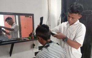 Cerita Nyok, Pemangkas Rambut di Mare Bone Raup Rp 150 Ribu Sehari