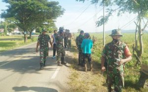 Patut Ditiru, Babinsa dan Aparat Desa di Lakukang Bersihkan Jalanan