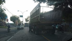 Truk Sepuluh Roda Macet di Pendakian Paleo Majene, Jalan Jadi Macet