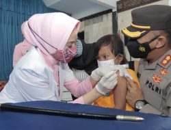 Istri Kapolres, Dr Lioni jadi Vaksinator Vaksin Anak Usia 6-11 Tahun, Keren Loh…!!!