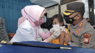 Istri Kapolres, Dr Lioni jadi Vaksinator Vaksin Anak Usia 6-11 Tahun, Keren Loh…!!!