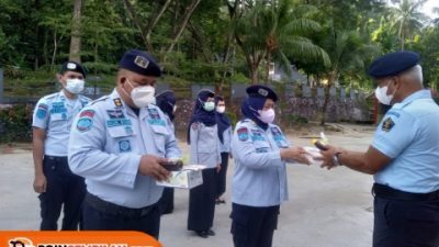 Konsisten Jaga Imun, Rutan Enrekang Mengadakan Pembagian Vitamin, Madu dan Masker Kepada Pegawai