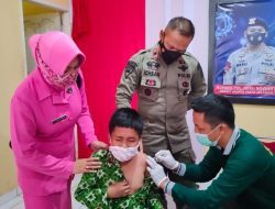 Ibu-ibu Bhayangkari Brimob Bone Antusias Ikut Vaksinasi Booster