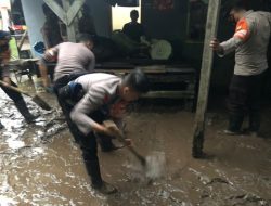 Banjir Surut, Batalyon B Pelopor Bantu Warga Bersihkan Material Lumpur di Mallusetasi