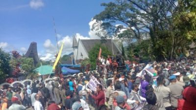 Aliansi Masyarakat Peduli Toraja Seruduk Kantor DPRD Toraja Utara