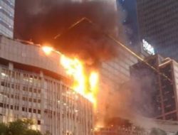 Breaking News: Mall Terbesar di Surabaya Terbakar