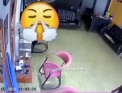 Waduh, Terekam Kamera, Seorang Pria Minta Cukur Rambut Bagian Bawahnya di Salon. Netizen: Pake Mesin Rumput Aja