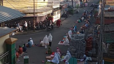 Di Masjid Siwalan Kerto Surabaya, Pemotor yang Lalui Jalanan Matikan Motornya, Hormati Jamaah
