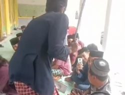 Seorang Marbot Masjid di Bantaeng Bawa Parang Panjang Sambil Minta Sumbangan Saat Shalat Id