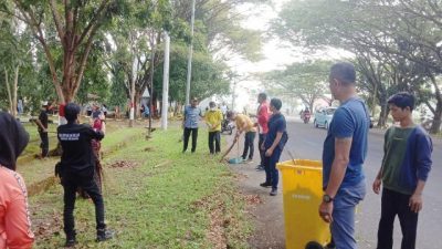 Jelang MTQ ke-32 di Bone, Sejumlah Pegawai DPRD Bone Kerja Bakti Bersihkan Kantor