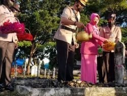 HUT Bhayangkara Ke- 76, Kapolres Bone Pimpin Upacara Tabur Bunga