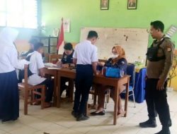 Polsek Tanete Riattang Kawal Penyaluran Bantuan Program Indonesia Pintar (PIP), Pastikan Tepat Sasaran