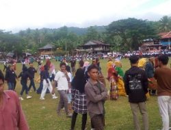 Ratusan Warga Padati Lapangan Merah Putih Labuan Jelang Penurunan Bendera