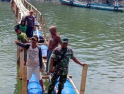 Perjuangan Babinsa 1407-18/Kajuara Bersama Warga Bangun Jembatan Darurat
