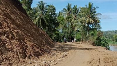 pelebaran jalan di desa mombi