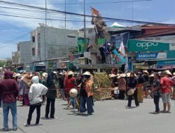 Gunakan Kostum Petani, Ratusan Mahasiswa Unsulbar Tumpah Ruah ke Jalan