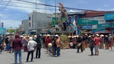 Gunakan Kostum Petani, Ratusan Mahasiswa Unsulbar Tumpah Ruah ke Jalan