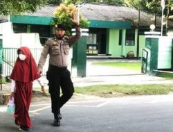 Polisi di Majene Bantu Anak Sekolah Menyeberang Jalan