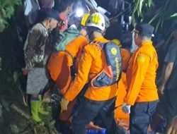 Tim Basarnas Evakuasi Supir Truck Mixer yang Jatuh ke Jurang di Kalukku