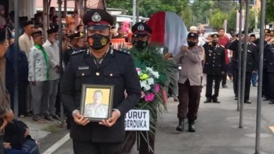 Ratusan Anggota Polres Majene Iringi Pemakaman Aipda Suardi