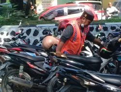 Tak Kenal Lelah, dari Pagi Sampai Petang, Irwan Rapikan Parkiran Motor di RSUD Majene