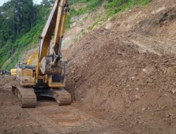 Ini yang Dilakukan Kadis PUPR Majene Saat Longsor di Jalan Trans Sulawesi Sangiang