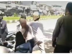 Perebutkan Lelaki, Dua Cewek Adu Jotos Depan Kampus